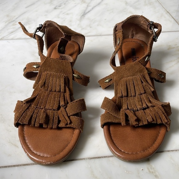 Minnetonka fringed studded brown leather ankle strap sandal size 7 great shape - Picture 2 of 9